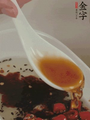 再加2勺生抽、1勺香醋攪拌。