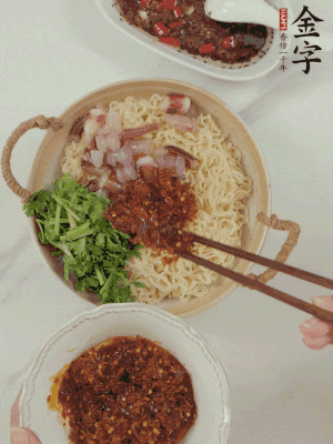 在面上鋪魷魚、香菜、金字火腿大師醬。