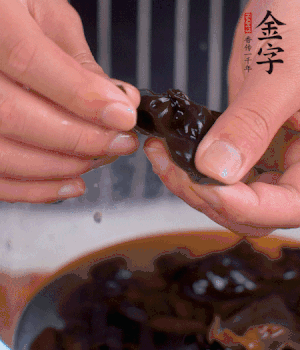 木耳冷水泡發(fā)，處理成小塊。（如果是小木耳就不用切了）