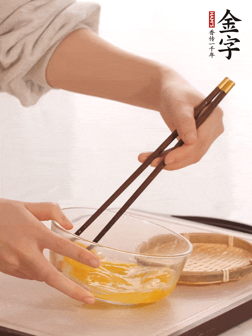 兩顆雞蛋打散。