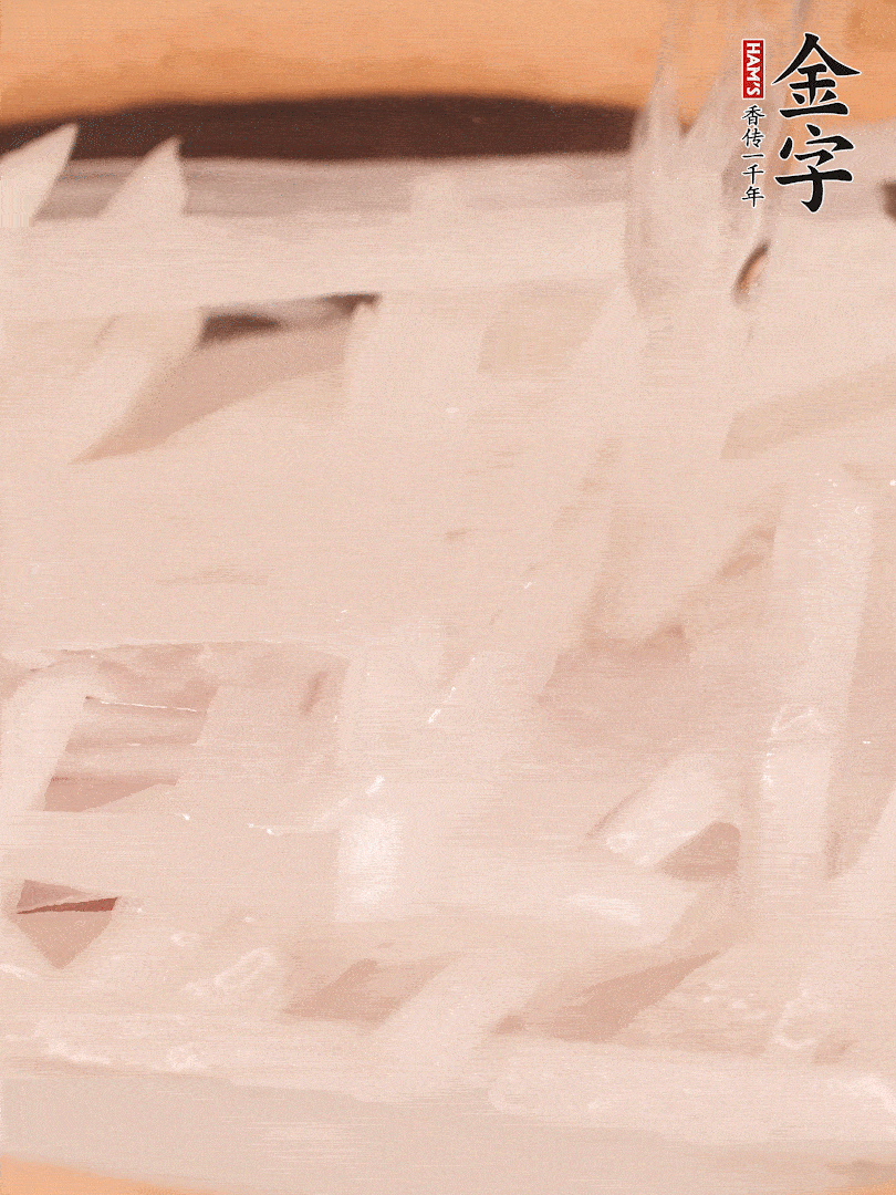 倒入熱水煮開(kāi)后，轉(zhuǎn)小火燉煮10分鐘，呈奶白色湯底。