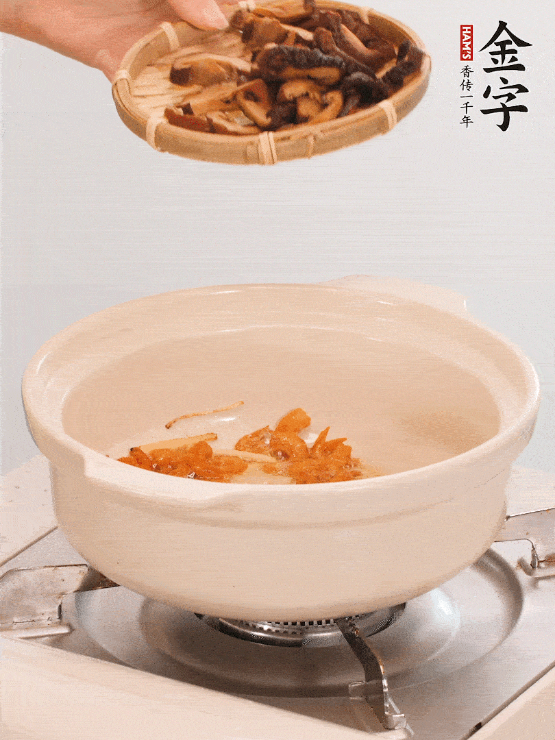 砂鍋倒入少許油，放入姜絲、海米小火煸香；再放入香腸、南瓜、干香菇一起翻炒2分鐘。