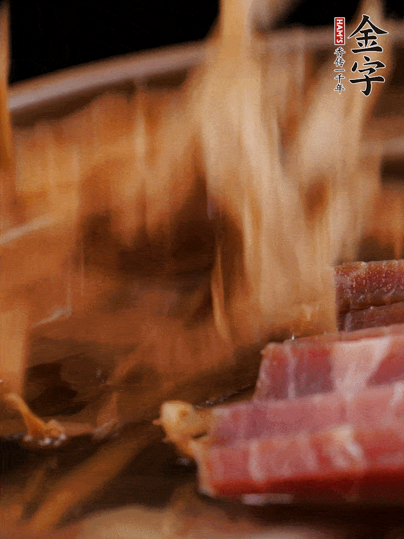 大筒骨、金字火腿、姜片、黃酒一起放入砂鍋，加筍干燉煮40分鐘。（如果家里有高壓鍋，用高壓鍋把高湯壓出來更鮮濃。）