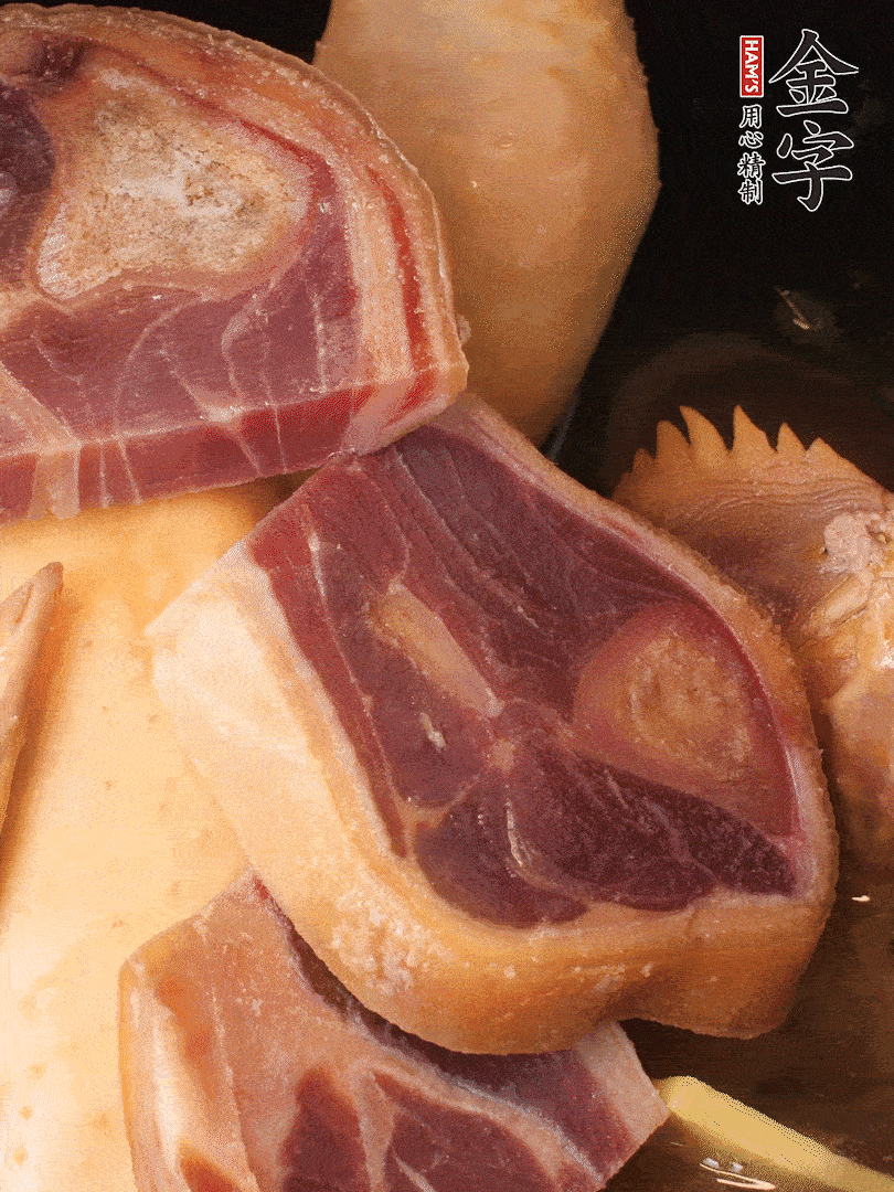 火踵、老母雞加蔥、姜、料酒、清水，大火燒開后轉(zhuǎn)小火，燉1小時