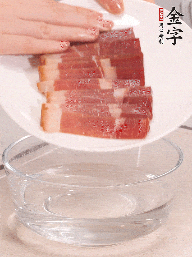 鴨腿冷水下鍋，加姜片、料酒焯水