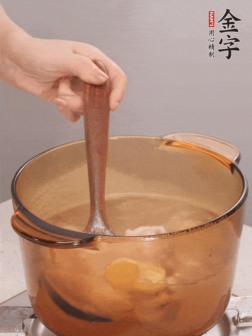 鴨肉、白果、火腿、生姜一起放入砂鍋，清水沒過食材，大火燉煮1小時