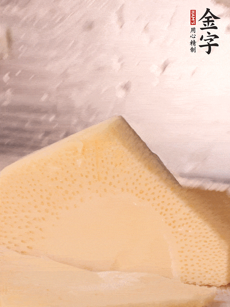 冬筍處理干凈，切滾刀塊，開水焯燙去除澀味