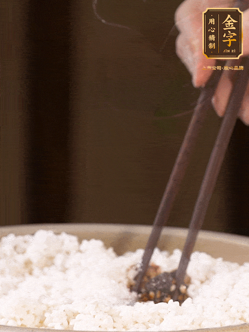 糯米淘洗干凈，浸泡4小時，控干水分后，加鹽、糖、老抽調味調色