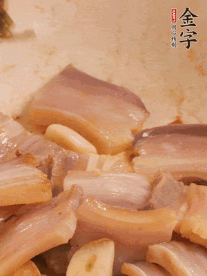 加入雪菜、咸肉冬筍 炒出香味