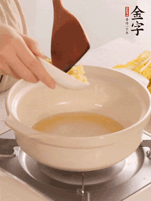 鍋里留少量底油煸香火腿和姜末。