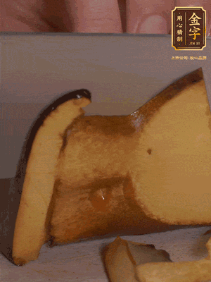 2個(gè)牛肝菌切丁，1個(gè)牛肝菌切片；金字香腸1根切丁，1根切片