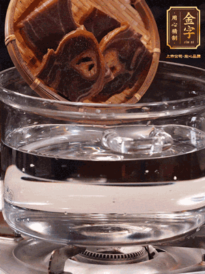 火腿蹄片，冷水下鍋，加蔥姜、料酒焯水