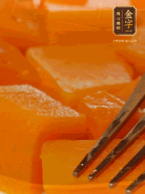 南瓜去皮，一半切塊備用，一半切塊蒸熟，碾成泥