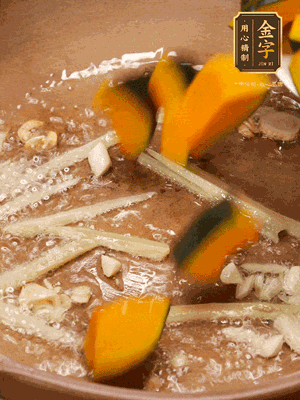 砂鍋倒一層底油，蒜粒、姜絲炒香后，再下南瓜翻炒30秒