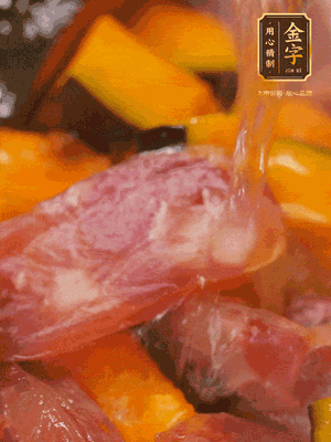 下香腸，倒沒(méi)過(guò)南瓜的水，加1/2勺鹽、1/2勺白糖、1勺蠔油燜8分鐘