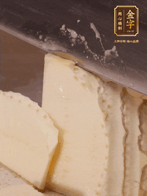 冬筍去殼切片，水開后煮2分鐘焯水
