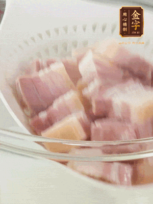 金字淡咸肉、排骨分別加料酒、蔥、姜冷水下鍋焯水，水開撇去浮沫撈出。