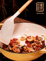 蔥白、干香菇、蝦米、香腸片略微翻炒才出香味，然后倒入料汁（生抽3勺、蠔油2勺、胡椒粉少許）、大米拌勻