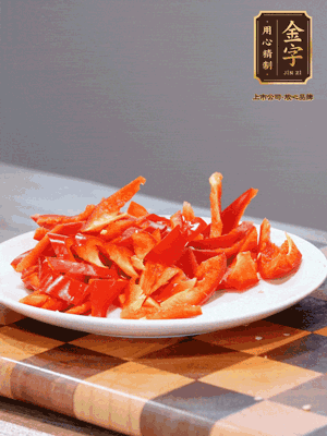 藕帶洗凈，斜切成小段備用、姜切絲、蒜切片、辣椒斜切，再切少許蒜