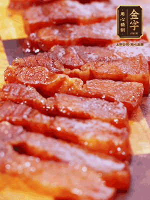 金字醬油肉煮熟，切片