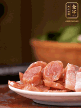 金字咸肉、金字香腸煮熟。咸肉切條、香腸切片備用。