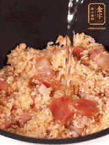 一起放入電飯鍋，加入剛好沒過食材的水。