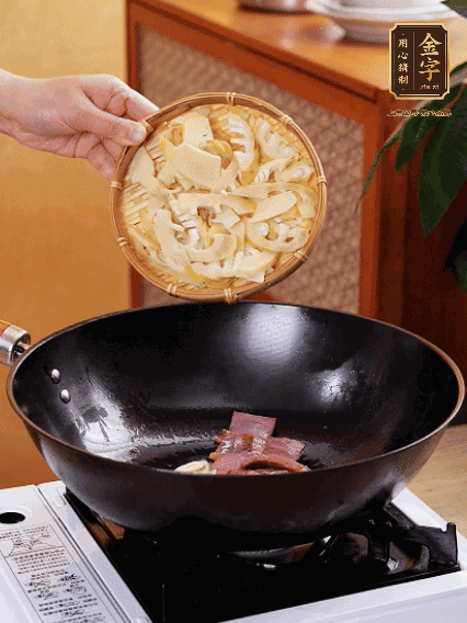 油熱，下蒜末、火腿煸炒出香味，再下筍片微微翻炒