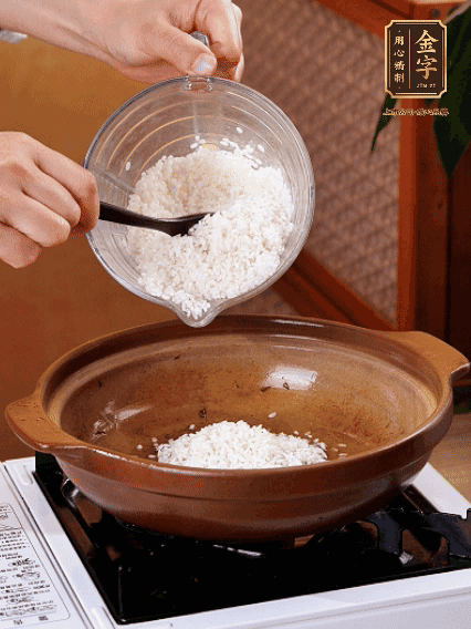 砂鍋中倒入煎羊肚菌的油，涂勻。加入提前浸泡過1小時(shí)的生米，再加入和生米齊平的水,,蓋蓋子，大火煮沸后轉(zhuǎn)小火煮至水分微干