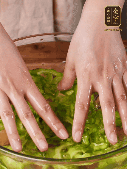 苦瓜去瓤切片，用鹽腌20分鐘，反復(fù)洗凈去苦味