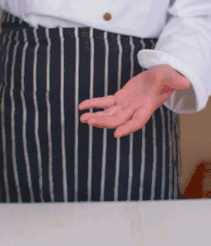 小蔥切碎，淡火腿切碎。