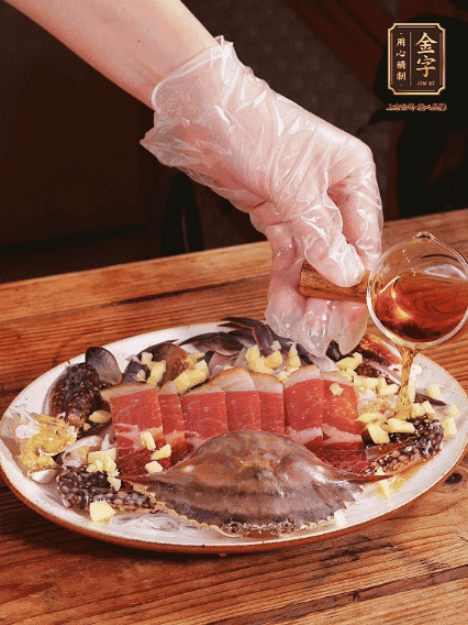 冷水上鍋蒸12分鐘（具體看蟹的大小），最后撒上蔥絲、澆上熱油即可