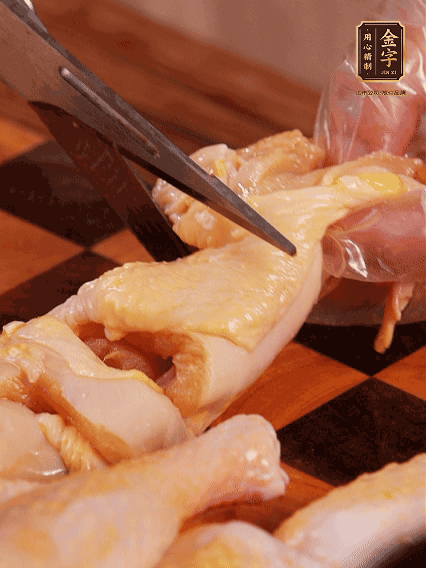 土雞處理干凈，切成大塊，加蔥姜、花雕酒、鹽腌制10分鐘