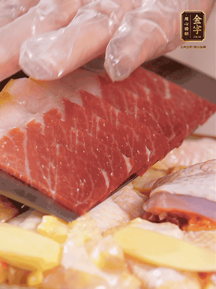 碼上金字火腿片，上鍋蒸足40分鐘