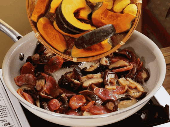 清洗好的大米放入電飯鍋，加裹滿醬汁的食材，再加剛好沒過食材的水，攪拌一下