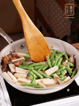 加少許生抽、蠔油、料酒、雞精調(diào)味，少許清水燜2分鐘，炒至豆角皺皮即可