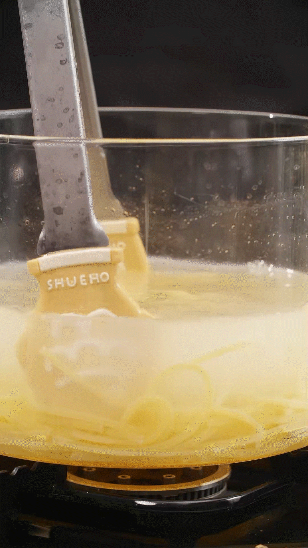 將意面煮熟，到自己喜歡的熟度。撈出過冷水，瀝干
