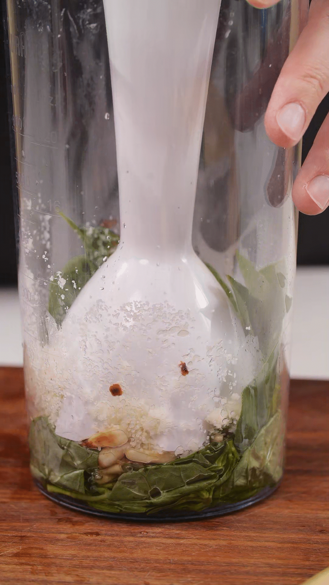 加入松子、現磨芝士碎、大蒜、鹽和檸檬汁、橄欖油，用手持料理機攪打細膩均勻
