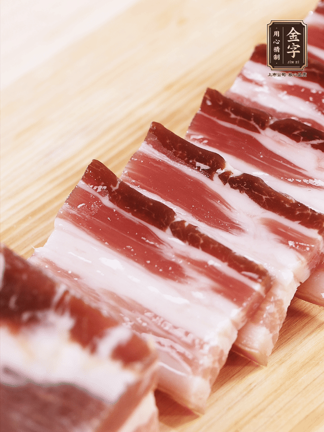 金字淡咸肉切厚片；金字淡咸肉、仔排加蔥姜、料酒焯水3分鐘，溫水洗凈。