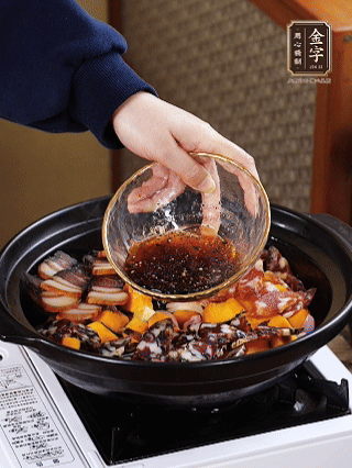 姜、蒜、蔥頭粒煎香，倒入南瓜，煎至兩面焦香