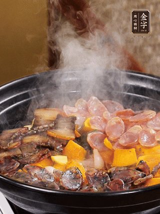 關火鋪上土香腸、梅干菜香腸、醬肉，加生抽、清水、黑胡椒粉調成的料汁，中火焗5分鐘