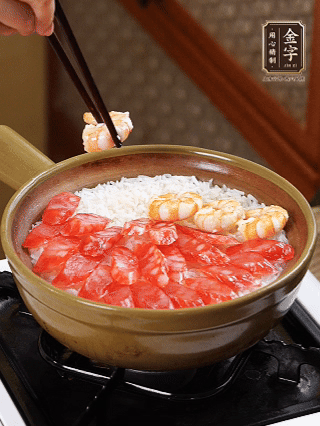 開蓋戳幾個洞均勻受熱，鋪臘腸、蝦仁，蓋蓋小火煮5分