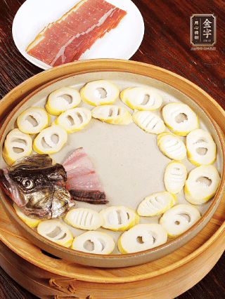 取一個(gè)深一點(diǎn)的盤子，按照“春筍墊底、魚肉居中、火腿蓋頂”的順序擺放。魚頭和魚尾擺在兩端，還原整魚形狀