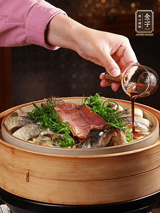 蒸魚時(shí)做蒸魚醬汁：鍋中少油，蔥白段、姜片、蒜片、洋蔥絲爆香，加2勺蒸魚豉油、3勺清水、一點(diǎn)白糖煮沸。（比單純淋蒸魚豉油香得多）